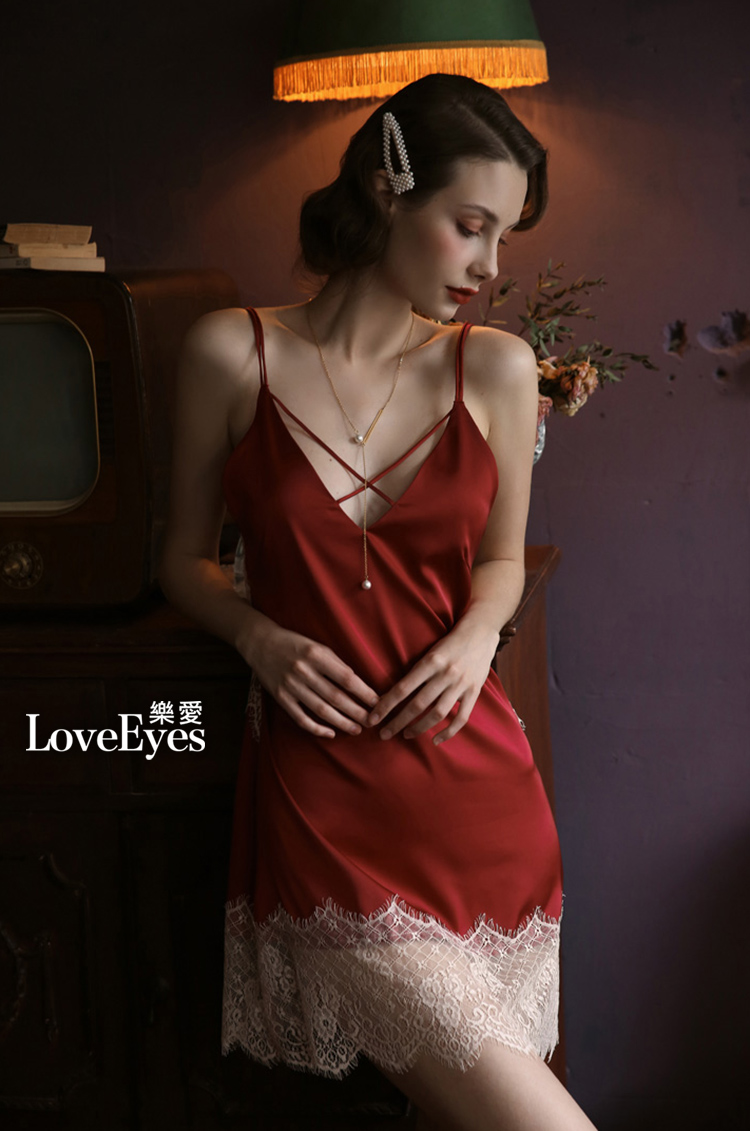 【樂愛】交叉露背蕾絲裙擺居家睡衣緞面連身大尺碼罩衫二件式-黑色紅色(共二色)