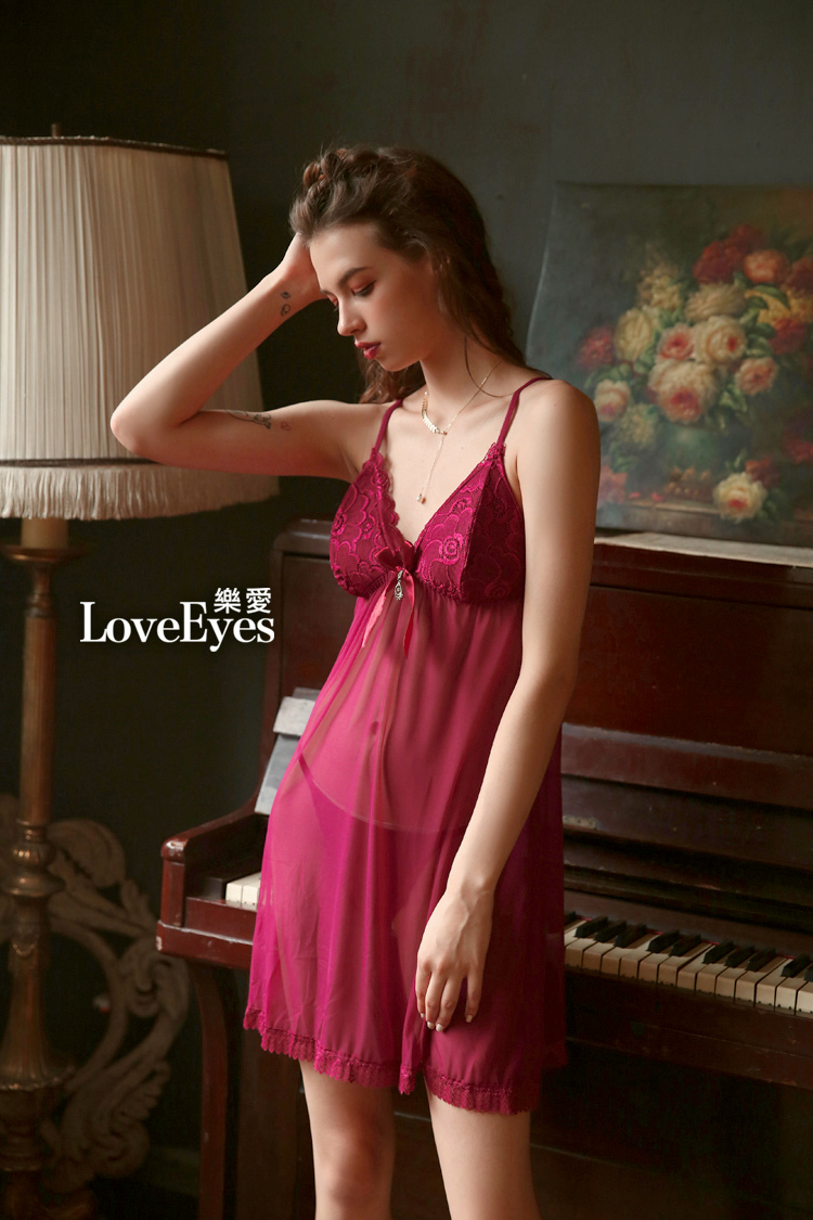 【樂愛】歐美情趣蕾絲罩衫網紗睡裙睡袍大尺碼居家緞面網襪吊帶襪三件式-酒紅紫色黑色(共三色)
